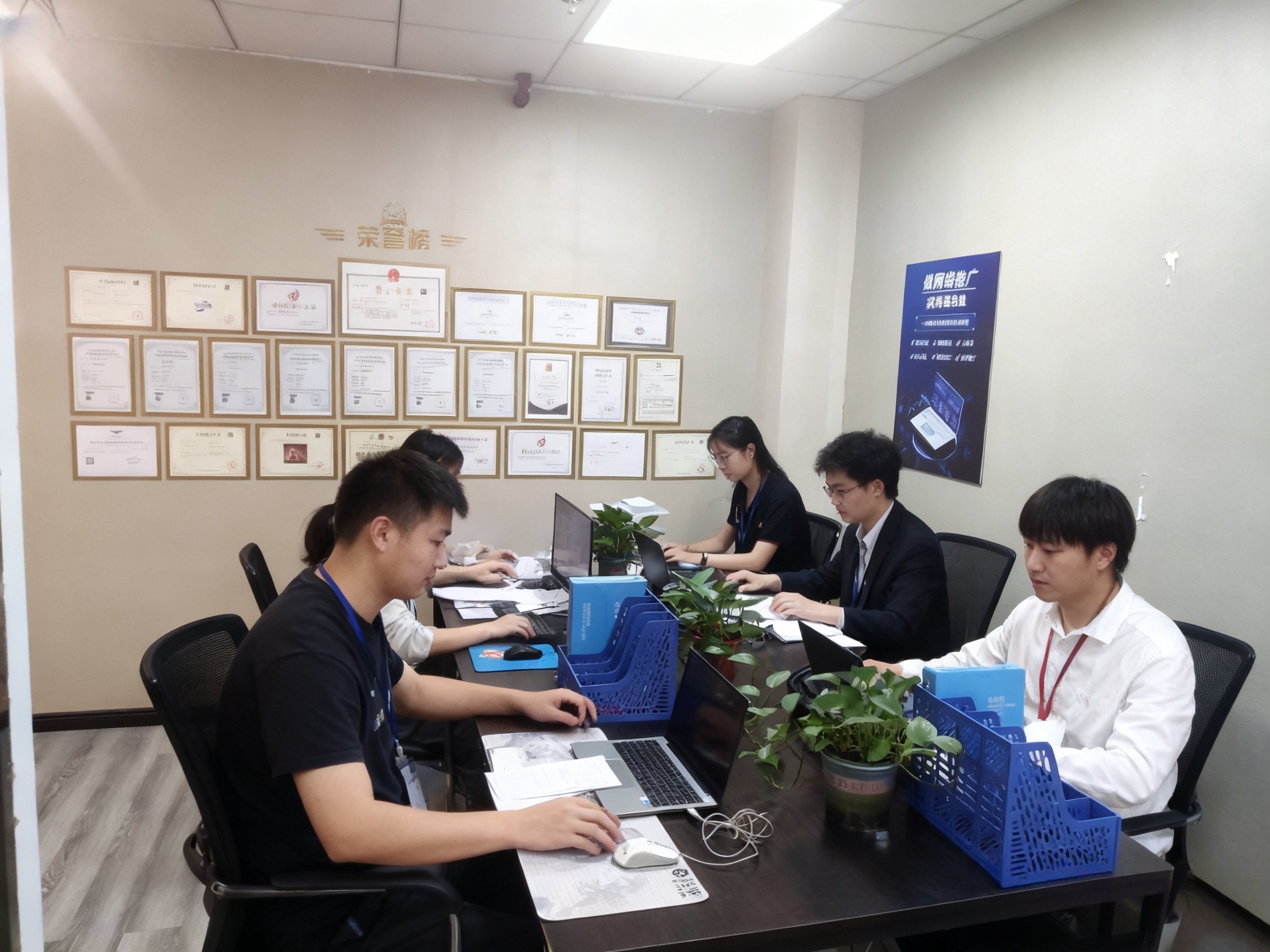 公司实拍：用于展示团队沟通与对齐的工作场景。